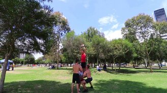 Совершенное приземление акробата - смотреть видео (0:16)