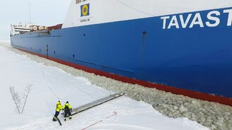 Как забраться на огромный плывущий корабль - смотреть видео (3:37)