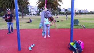 Способная юная гимнастка - смотреть видео (0:30)