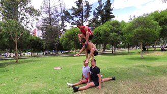 Акробатический трюк от четвёрки гимнастов - смотреть видео (0:46)