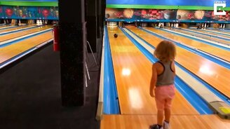 Девочка - мастер боулинга - смотреть видео (0:40)