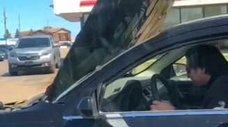 Едет с открытым капотом - смотреть видео (0:16)