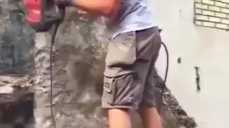 Когда только начал работать строителем - смотреть видео (0:42)