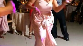 Толстушка заводит толпу - смотреть видео (0:36)