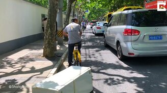 Перевозка холодильника велосипедистом - смотреть видео (1:09)