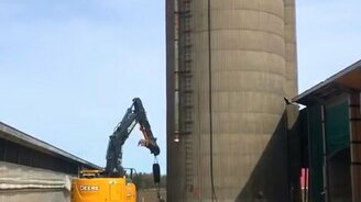 Грамотный снос башни экскаватором - смотреть видео (2:08)