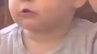 Девочка против стеклянной двери - смотреть видео (0:36)