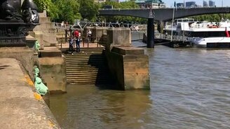 Чудное падение на набережной - смотреть видео (0:26)