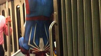 Человек-паук в метро - смотреть видео (0:12)