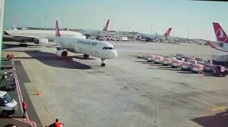 Неудачно припарковал самолёт - смотреть видео (0:17)