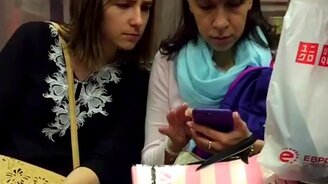 Любопытная девушка и чужие телефоны - смотреть видео (0:54)