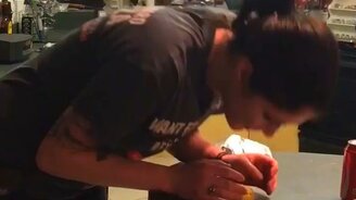 Девушка оживляет птичку - смотреть видео (0:37)