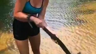 Девушка умело обращается со змеёй - смотреть видео (0:45)