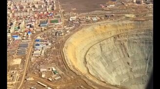 Алмазный карьер с высоты полёта - смотреть видео (0:41)