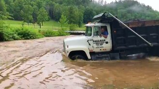 Грузовик против реки - смотреть видео (0:41)