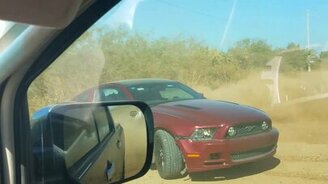 Мастерски закидал камнями авто - смотреть видео (0:12)