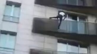 Человек-паук спас ребёнка - смотреть видео (0:33)