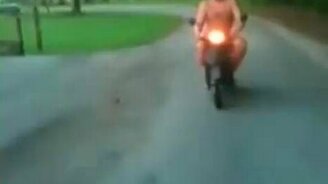 Упал перед девушками - смотреть видео (0:23)