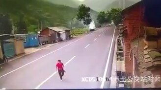 Как нельзя переходить дорогу - смотреть видео (0:08)