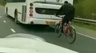 Находчивый велосипедист - смотреть видео (0:44)