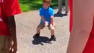 Четырёхлетний танцор - смотреть видео (0:35)