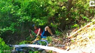 Велосипедист против дерева - смотреть видео (0:18)