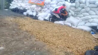 Мотоциклисты против барьера - смотреть видео (0:14)