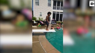 Провальный детский прыжок с трамплина в воду - смотреть видео (0:09)