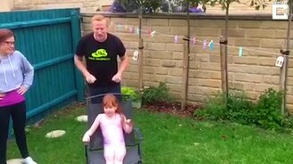 Отец поднял дочь на лоб - смотреть видео (0:48)