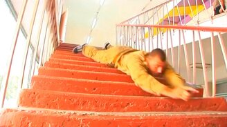 Как в армии полируют лестницы - смотреть видео (1:01)