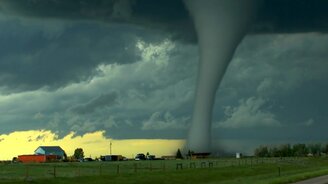 Мощное торнадо издалека и вблизи - смотреть видео (3:54)