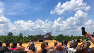 Высокий прыжок и сильное падение - смотреть видео (0:24)