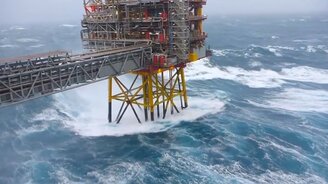 Нефтяные вышки против волн - смотреть видео (10:06)