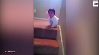 Смешной детский спуск по лестнице - смотреть видео (0:17)