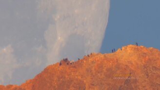 Луна на фоне вулкана - смотреть видео (2:20)