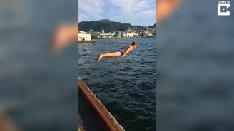 Прыжок со скейта в реку - смотреть видео (0:19)