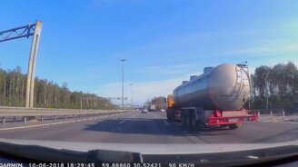 Увернулся от летящей шины - смотреть видео (1:00)