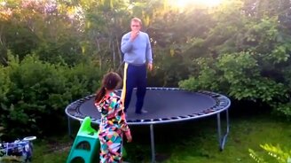 Папа показывает провал на батуте - смотреть видео (0:53)