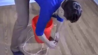 Как легко и быстро сделать ручки для переноса ведра - смотреть видео (0:11)