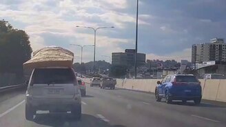 Когда везёшь матрас - смотреть видео (0:26)