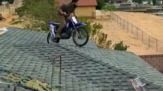 На мотоцикле в бассейн - смотреть видео (0:14)