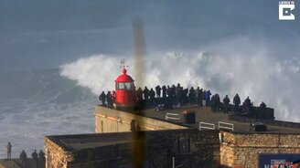 Сёрфер на гигантской волне - смотреть видео (0:30)