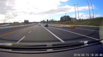 Полёт двери на дороге - смотреть видео (0:25)