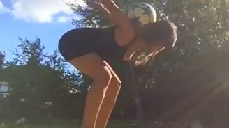 Девушка с мячом на каблуках - смотреть видео (0:44)