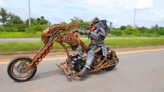Самый зрелищный мотоцикл и мотоциклист - смотреть видео (0:36)
