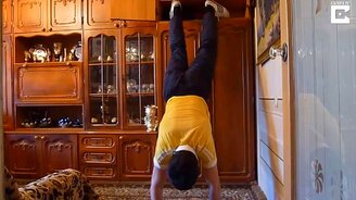 Отжимание на двух пальцах руки - смотреть видео (1:07)