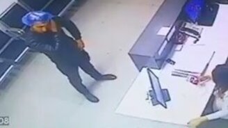 Куда надевать бахилы? - смотреть видео (0:43)