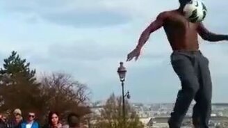 Фантастическое владение футбольным мячом - смотреть видео (4:31)