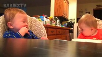 Близнецы и борьба за соску - смотреть видео (10:09)
