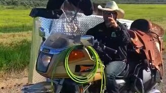 Как перевезти лошадь на мотоцикле - смотреть видео (0:08)